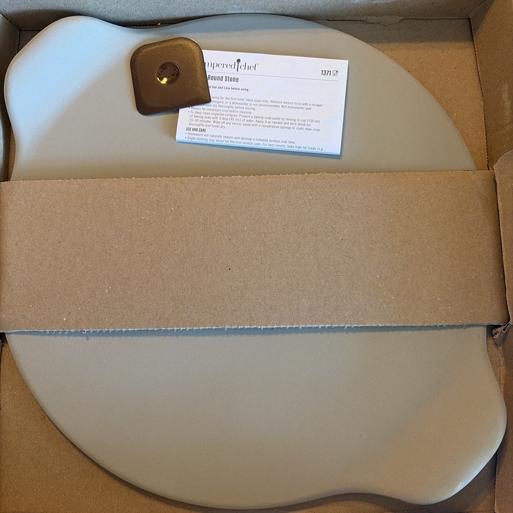 Pampered Chef Round Baking Pizza Stone With Handles & Scraper 15" Large 1371 NIB